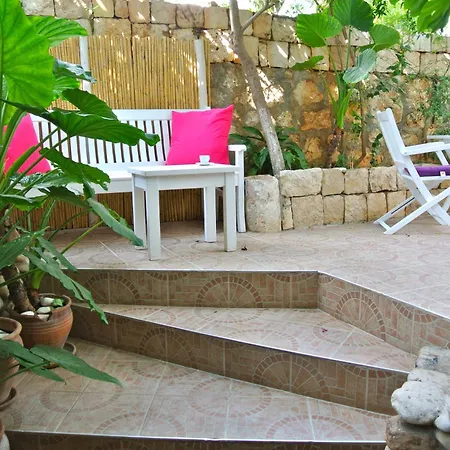 Hotel Hideaway 2*
